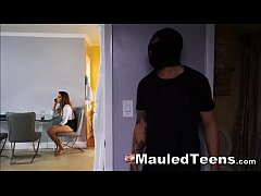 คลิปฝรั่งเเนวข่มขืน ไอ้โจรหน้าหื่นแอบย่องเข้าบ้านสาวใหญ่เเม่หม้ายขี้เงี่ยนจับข่มขืนเเล้วยืนเย็ดท่าหมาเย็ดหีเเม่หม้ายสาวใหญ่