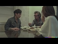 ลูกชายพาแฟนมาทำความรู้จักกับพ่อ พ่อแอบจับแฟนลูกชายเย็ดหีเลียหีอย่างเพลิน